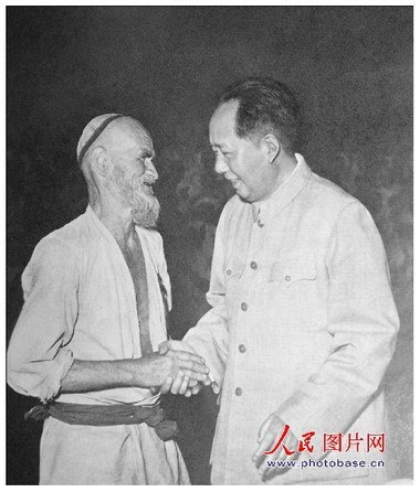 1958年,毛泽东和维吾尔族老人库尔班·吐鲁木亲切握手.