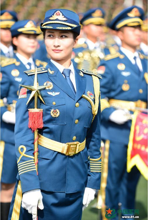 阅兵联合军乐团:父子兵上阵 女兵微笑美