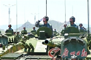 陈相文(前左),祝运璇(前右)和方队士兵一起训练.新华社 发