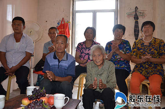 海阳市行村镇西小滩村抗战模范孙纯秀的家人围坐在