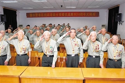 28名白发苍苍的抗战老兵相聚一起,通过电视观看抗战胜利70周年阅兵式
