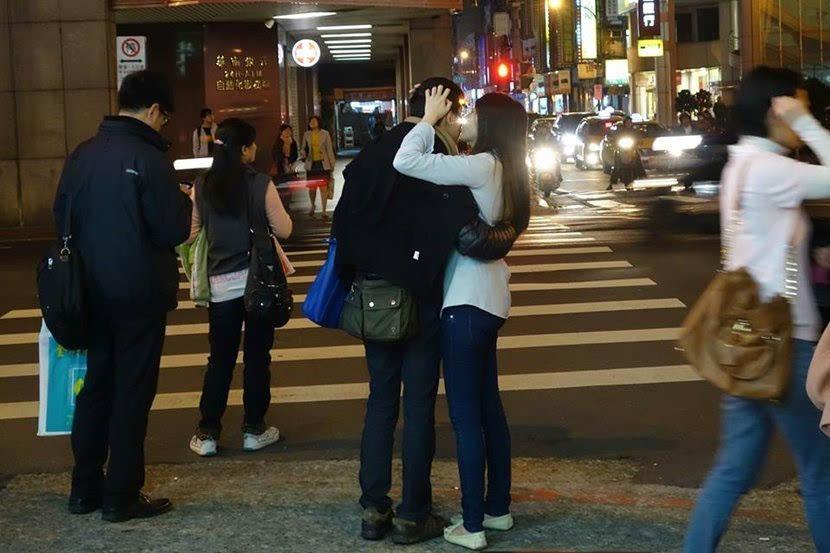 "街吻" 街头偷拍接吻的摄影师