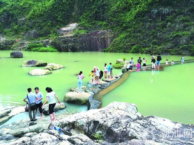 3天假期,不少汕头市民都选择自驾游到周边景点游玩.