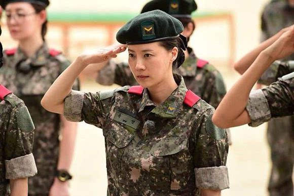 韩国女星素颜服兵役头发凌乱形象全无