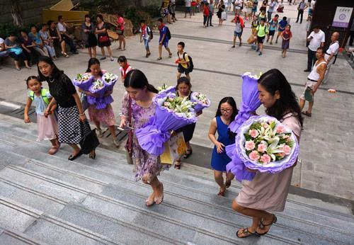 教师节学生和家长给老师送花.重庆晨网记者 雷键 摄