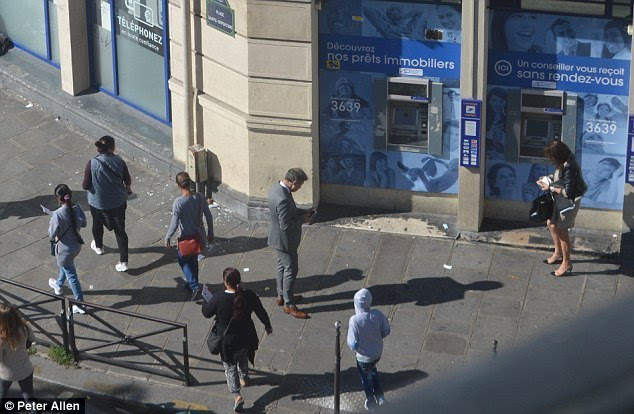 巴黎街头女子公然被抢无人帮忙 法国治安如此