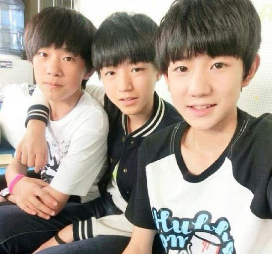 tfboys组合15岁王俊凯被曝与女朋友牵手逛街