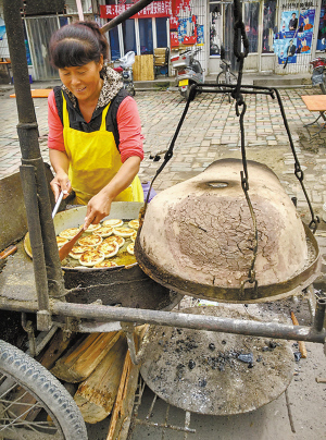 拍摄人:红雨  一般烤烧饼,炉子在下,烧饼在上,看这吊炉烧饼,炉子在上