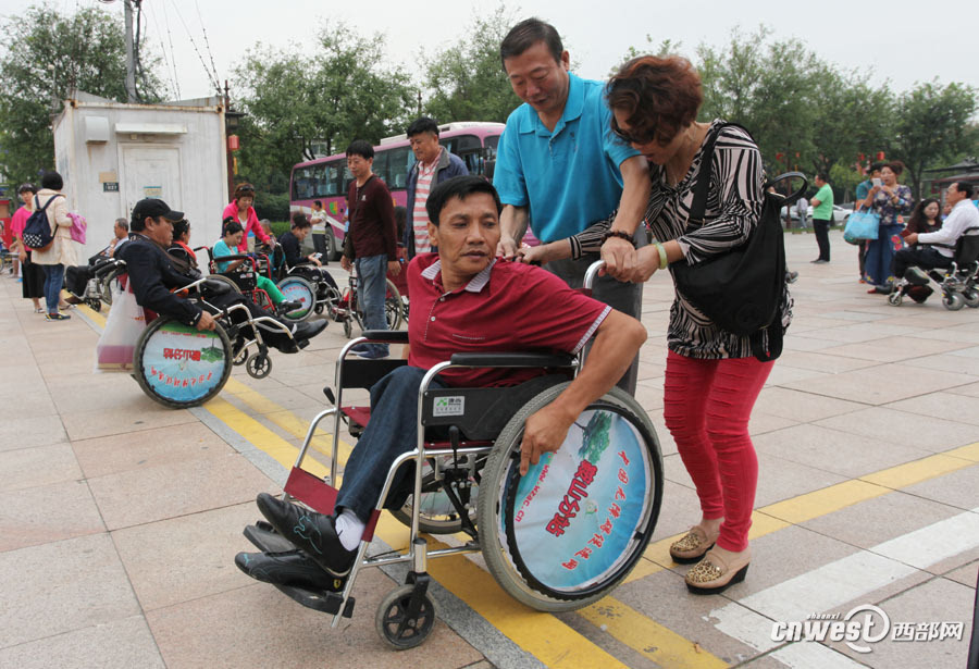 83名残疾人坐轮椅游西安
