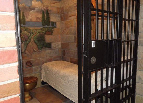 该旅馆共有四个牢房供客人居住,铁门牢固,围墙森严,着实一副监狱的