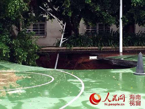海南侨中高中部篮球场发生塌陷 幸无人员伤亡