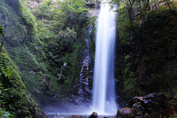 德宏莫里瀑布 跳跃在热带雨林深处的精灵