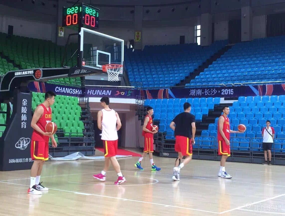 男篮亚锦赛:中国男篮抵达长沙进行封闭式训练