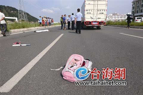 事故现场还遗留着两名初中女生的书包,鞋子