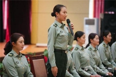 三军仪仗队女兵遭疯抢 人美素质高特长多企业看重图