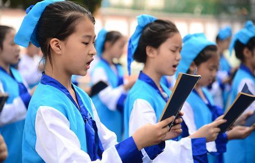 9月23日,香樟雅苑小学的学生们在诵读有关中秋古诗词.