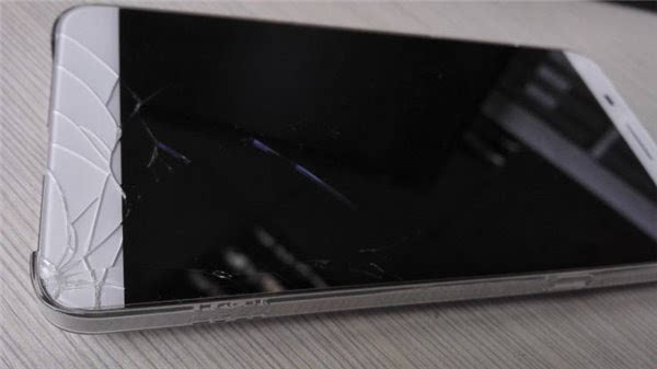 如何在15分钟之内修复被摔碎的手机屏幕?