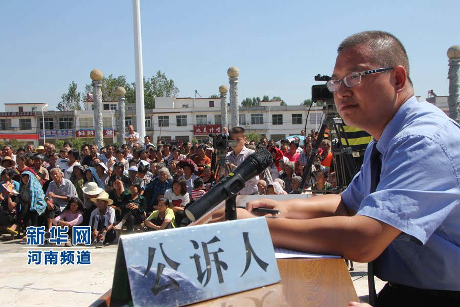 9月23日,在内乡县瓦亭镇人民社区,县法院在公开审理一起贩卖亲生子女