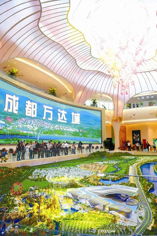 成都万达文化旅游城芙蓉花形的展示中心.