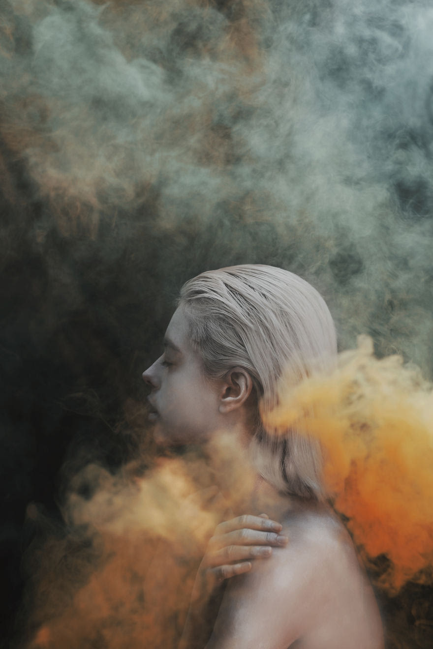烟雾弥漫的人物肖像摄影作品