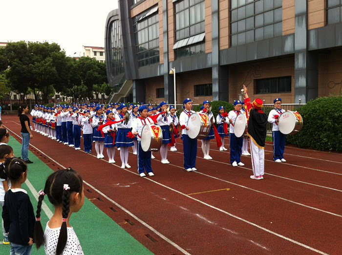 苏州新区枫桥实验小学组织全校师生认真开展了"向国旗敬礼"系列活动