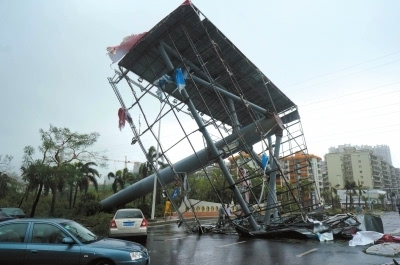 昨天,在广东湛江市区,大型广告牌被台风刮倒. 新华社发