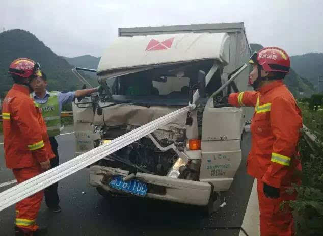 10月1日上午,甬台温高速温州方向发生车祸,一辆厢式小货车与前车追尾