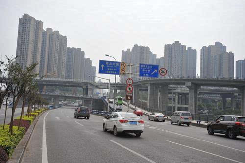 嘉华大桥往杨家坪直港大道通车,车辆不用再绕行九滨路或谢家湾立交.