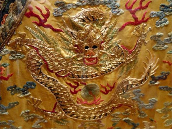 皇权的象征:专家解析皇帝龙袍有何奥秘?
