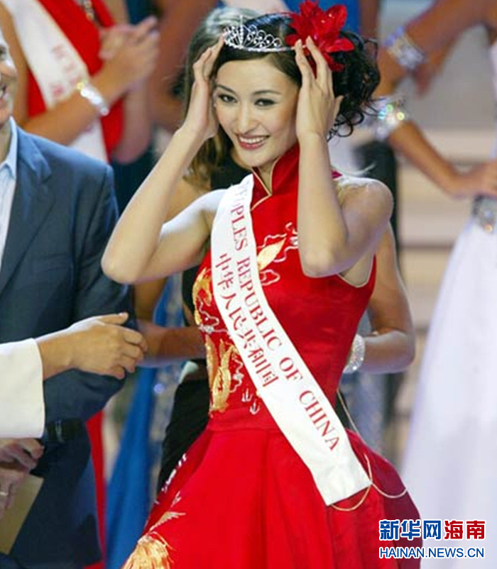 还获得了"亚洲美皇后"称号,这是中国小姐继李冰在上届世界小姐比赛中