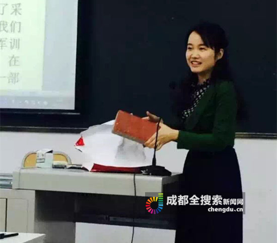 成都高校美女老师上课收奇葩礼物学生送的板砖