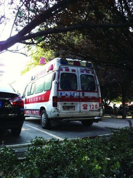 救护车与搅拌车相撞病人身亡 