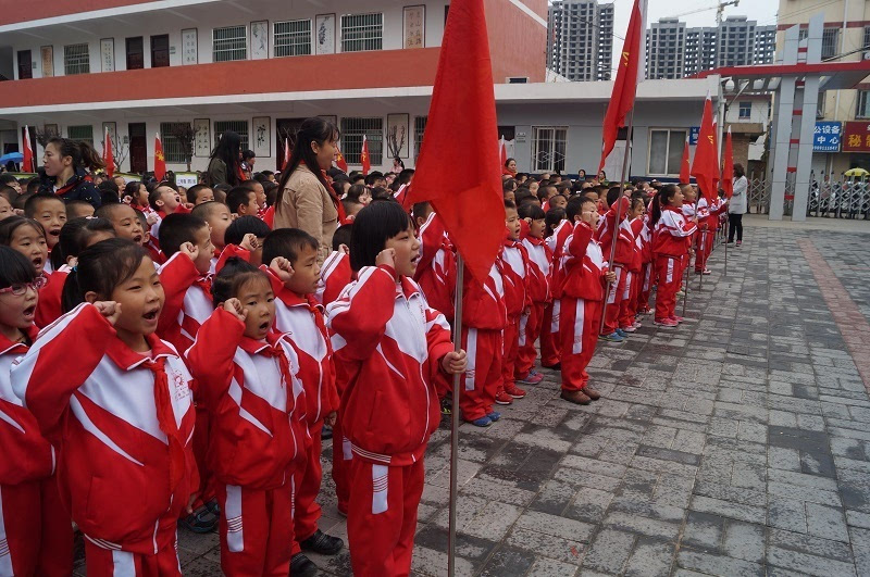 延安各小学举行建队日活动:红色基因 代代相传