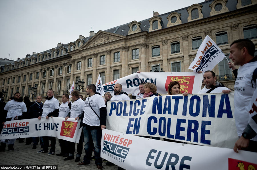 法国大批警察抗议工作环境不安全 并放橙色烟