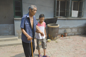 沧州:爷爷脑血栓 奶奶患癌 11岁男孩守住一个家