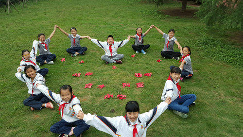 常德育才小学的孩子们手拉手围成爱心型,寓意两校快乐结对,心手相牵.