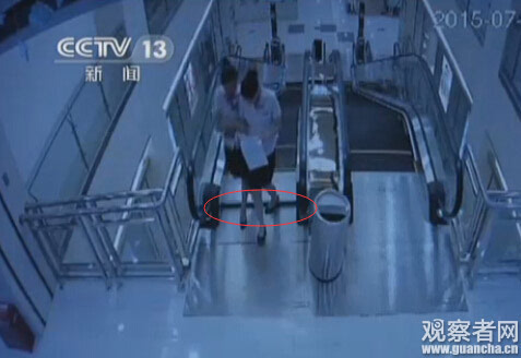 其它 正文 现场监控视频显示,向柳娟带着儿子乘自动扶梯从6楼上7楼,最