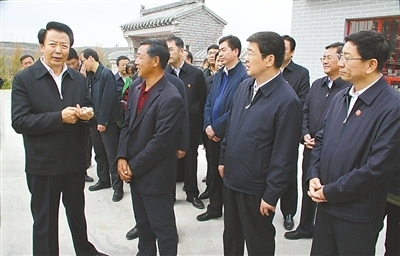 其它 正文  在准旗薛家湾镇海子塔村,当地群众向王君书记,巴特尔主席