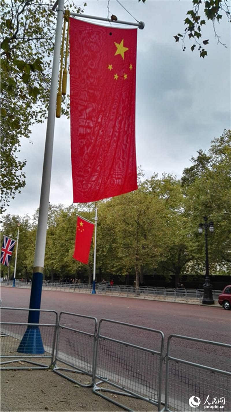 伦敦准备迎接习主席 街头中国国旗招展