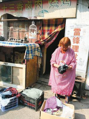 西安有家"雷锋理发店" 免费为流浪汉剪头发