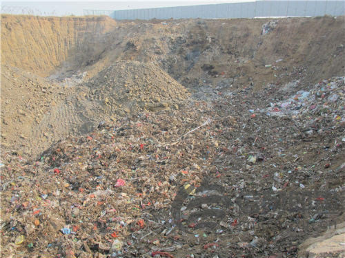 青岛即墨:灵山镇耕地被挖成大坑 又变成垃圾填埋场