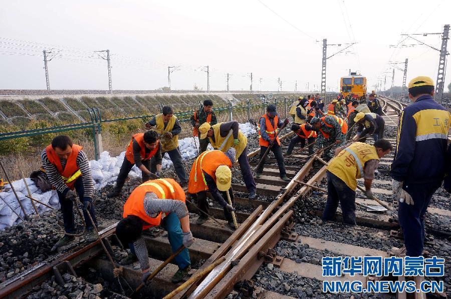 10月20日,呼和浩特铁路局呼和工务段施工人员在京包线美岱召段进行