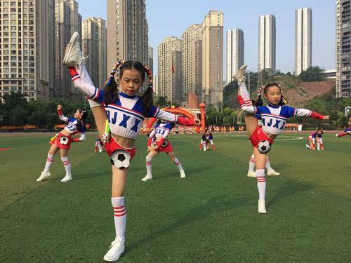 重庆校园足球赛开幕啦啦队抢眼 还有空翻跳花