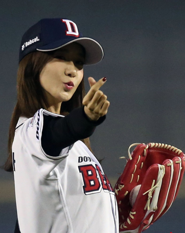 韩国人气美女为棒球联赛开球投出好球获赞图