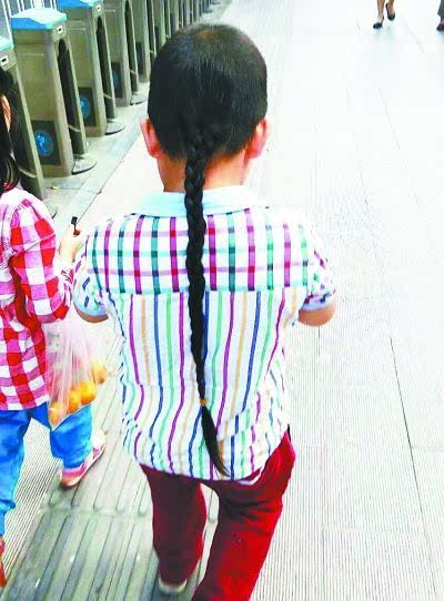 昨天,一个留辫子的小男孩出现在武昌珞狮北路街头,引起了武汉晚报双v
