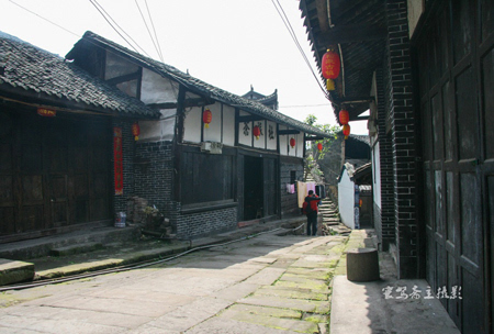 正文  松溉(sōng jì )古镇位于重庆市永川区南部松溉镇,东接江津区