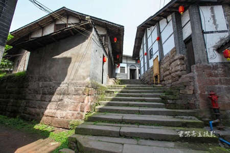 正文  松溉(sōng jì )古镇位于重庆市永川区南部松溉镇,东接江津区