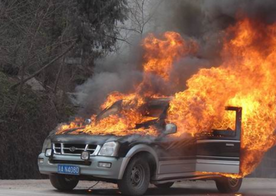 呼和浩特一轿车快速路上起火致1死 尸体已被烧焦 汽车着火如何自救-搜狐
