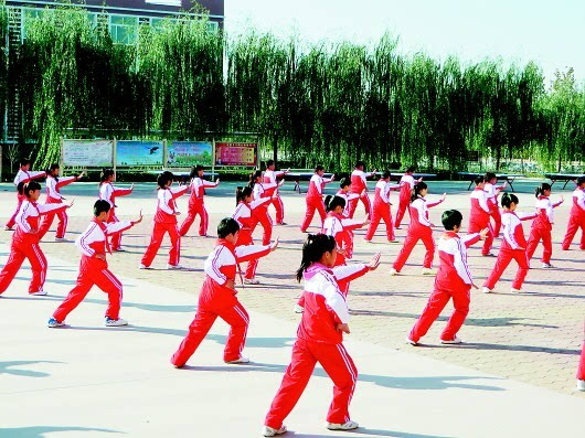 学校老师自主研发"花棍儿舞"