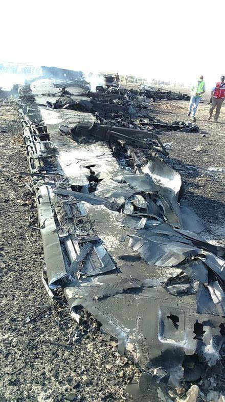 俄罗斯客机坠毁现场:残骸四分五裂